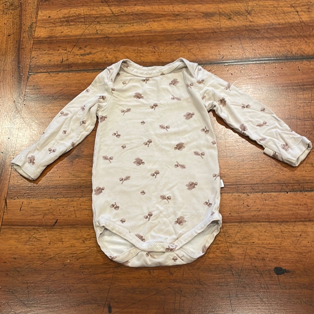 Elegant Baby acorn print onesie. 3-6 months.
